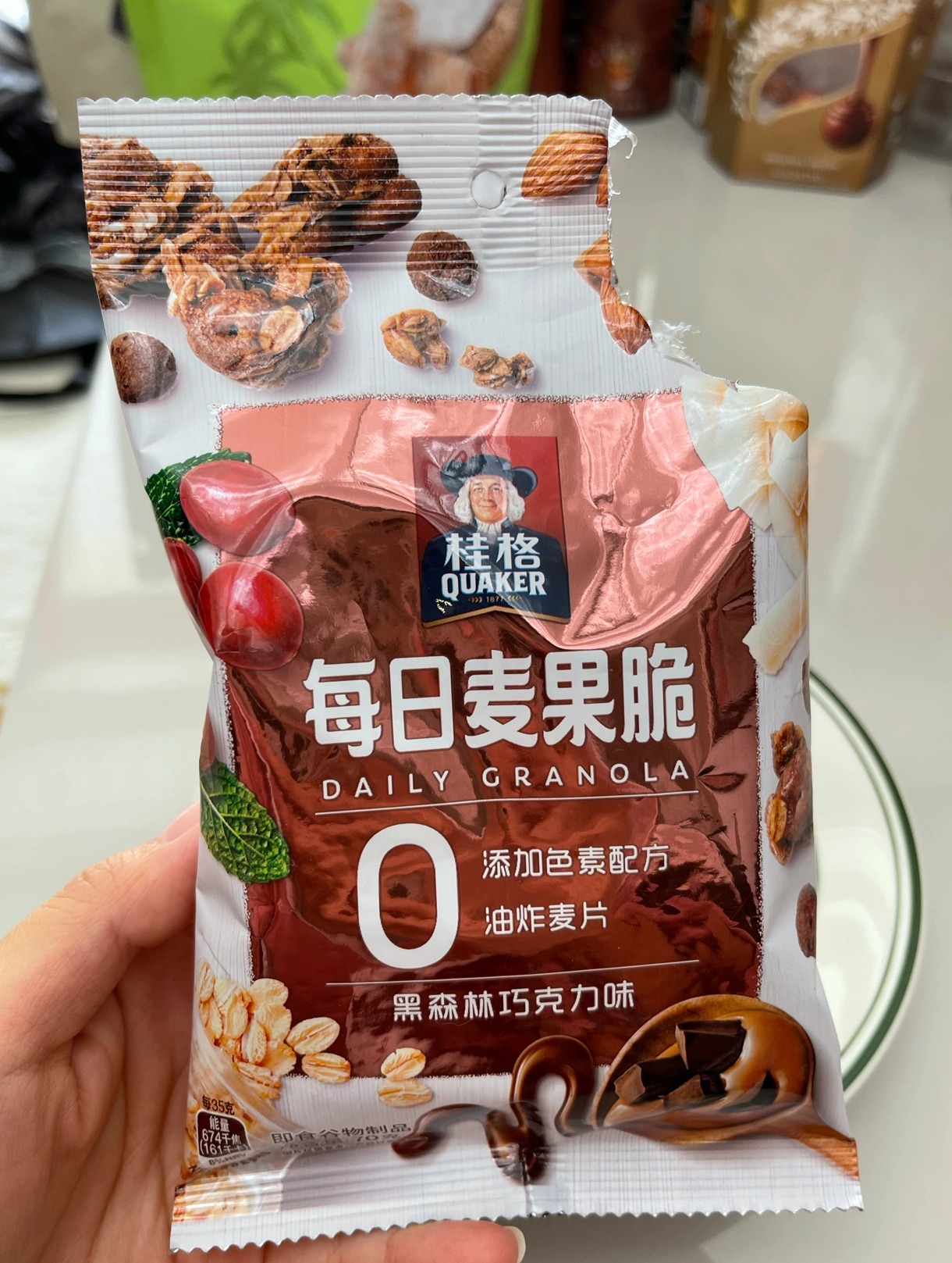 桂格每日麦果脆评测：黑森林巧克力味，巧克力控的梦中零食的第1张示图