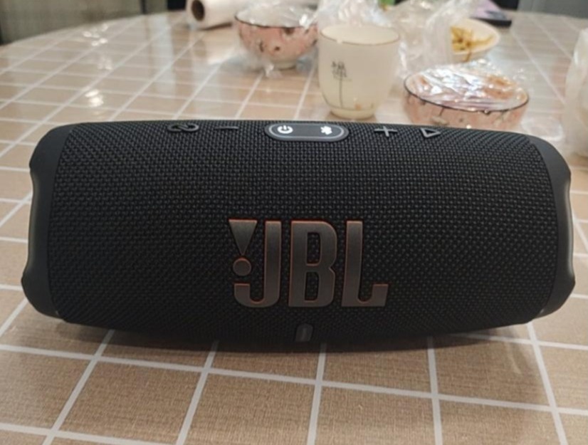 jbl charge5桌面音响测评：震撼音质澎湃动人！的第2张示图