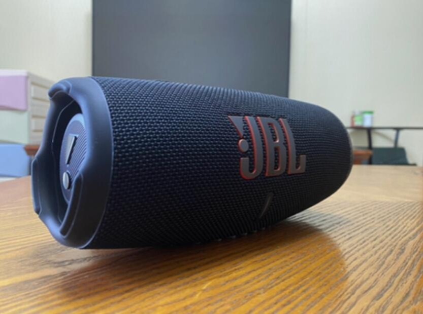 jbl charge5桌面音响测评：让美妙的音乐与你相伴的第3张示图